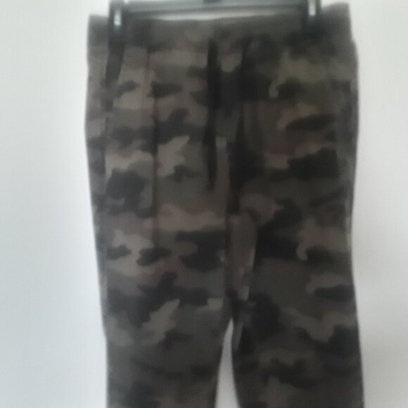 Like New Men's Aeropostale Comoflauge stretch jogger pants - Picture 2 of 7